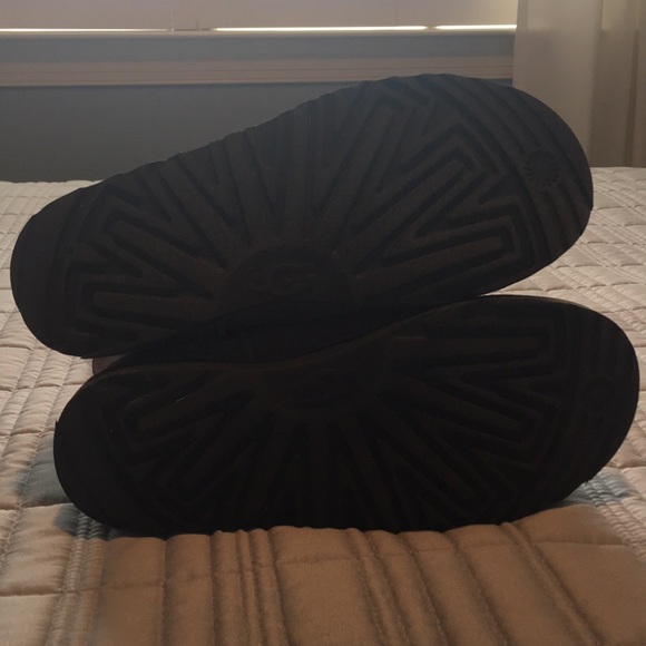 Ankle high UGG boots - Picture 3 of 3